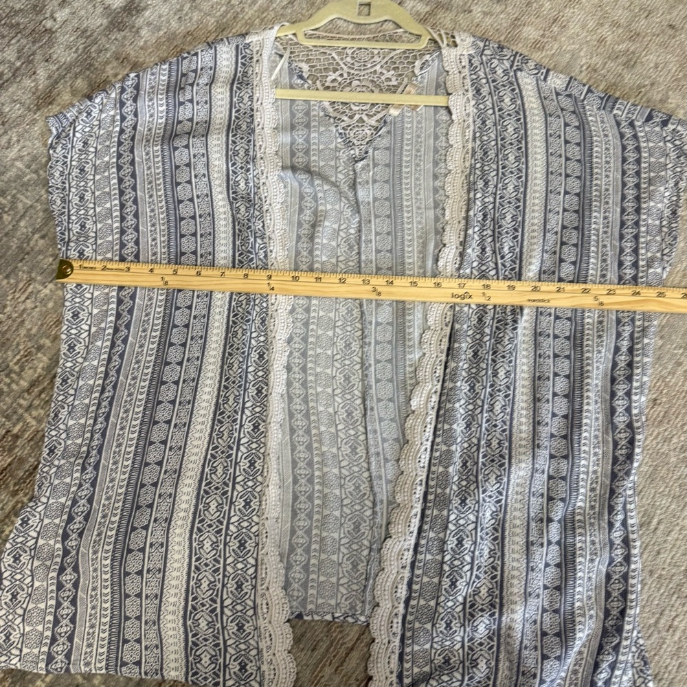Skies Are Blue White and Gray Floral Patterned Boho Lace Trimmed Kimono Cardigan - Picture 6 of 7